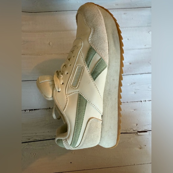 Reebok Cream and Green Sneakers Retro-Inspired Design - Picture 2 of 6